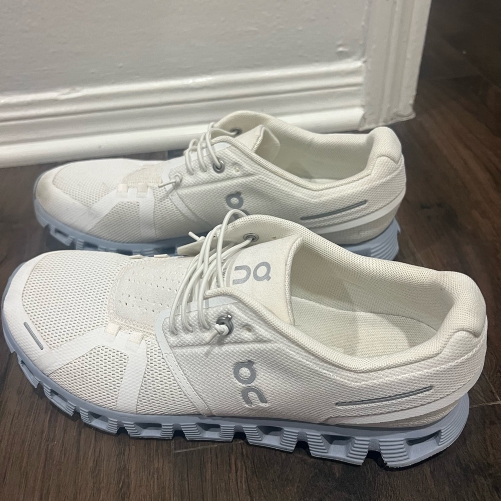 On Running White Low-Top Lace-Up Sneakers